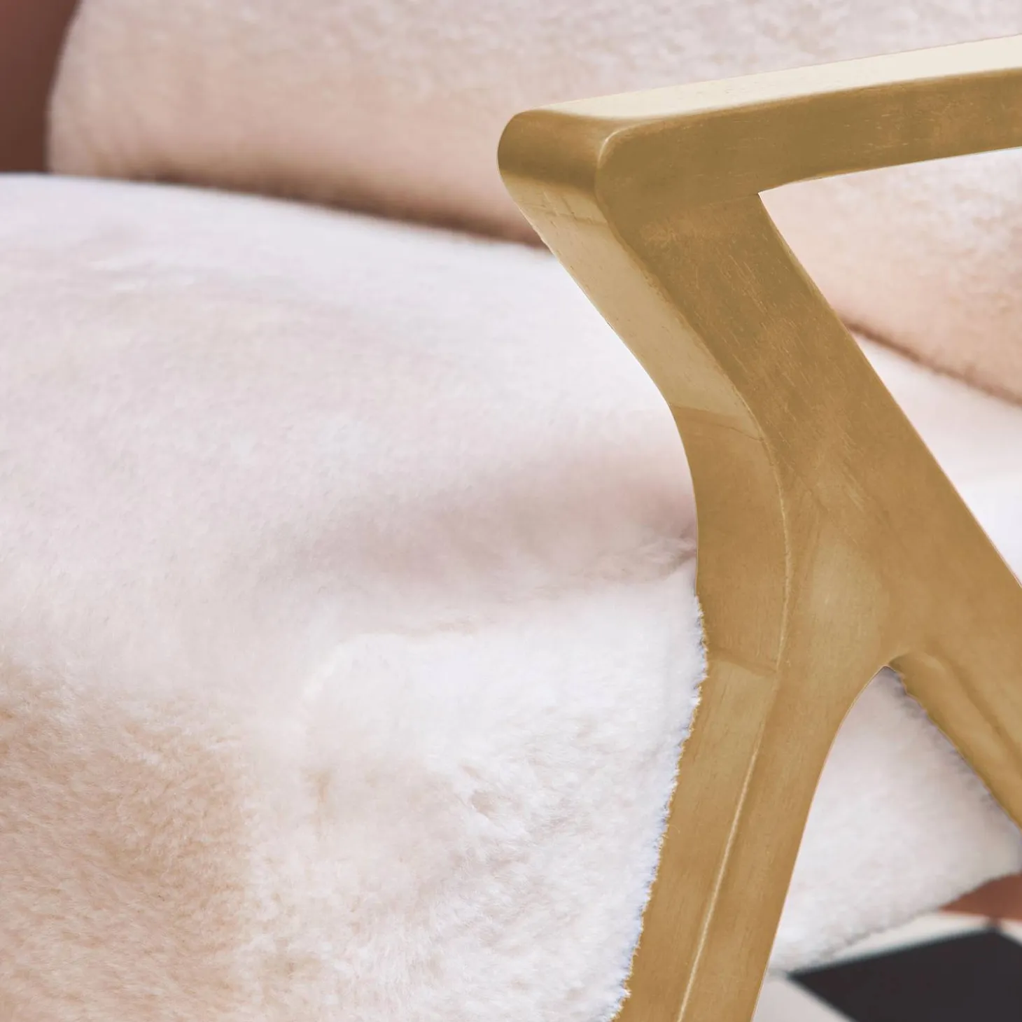 Scandinavische fauteuil van naturelkleurig hout en imitatiebonteffect