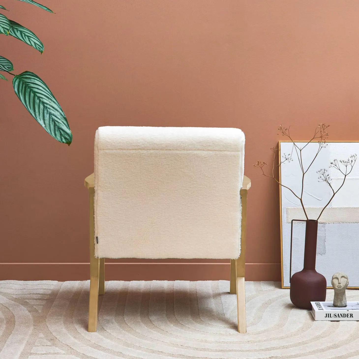Scandinavische fauteuil van naturelkleurig hout en imitatiebonteffect