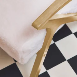 Scandinavische fauteuil van naturelkleurig hout en imitatiebonteffect