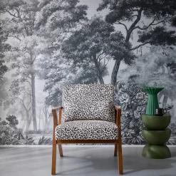 Scandinavische fauteuil van hout en luipaardprint