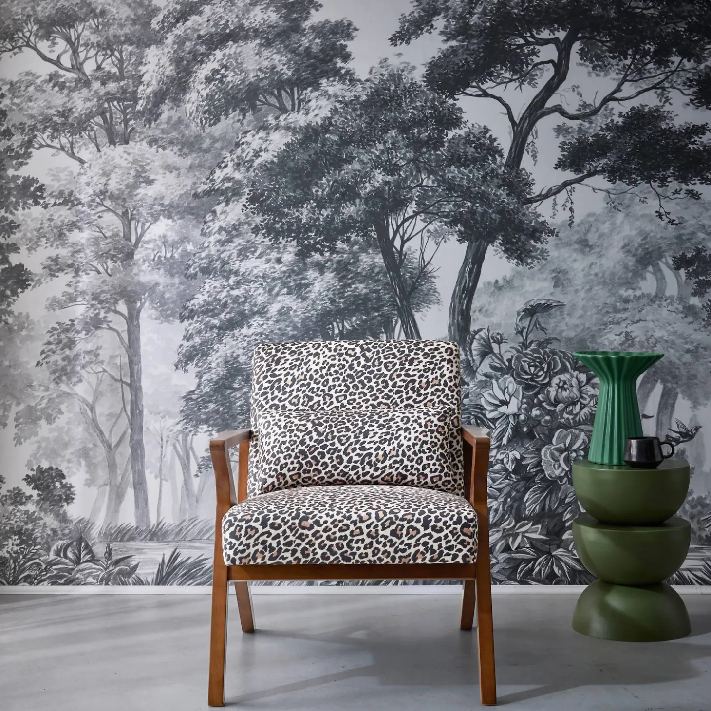Scandinavische fauteuil van hout en luipaardprint