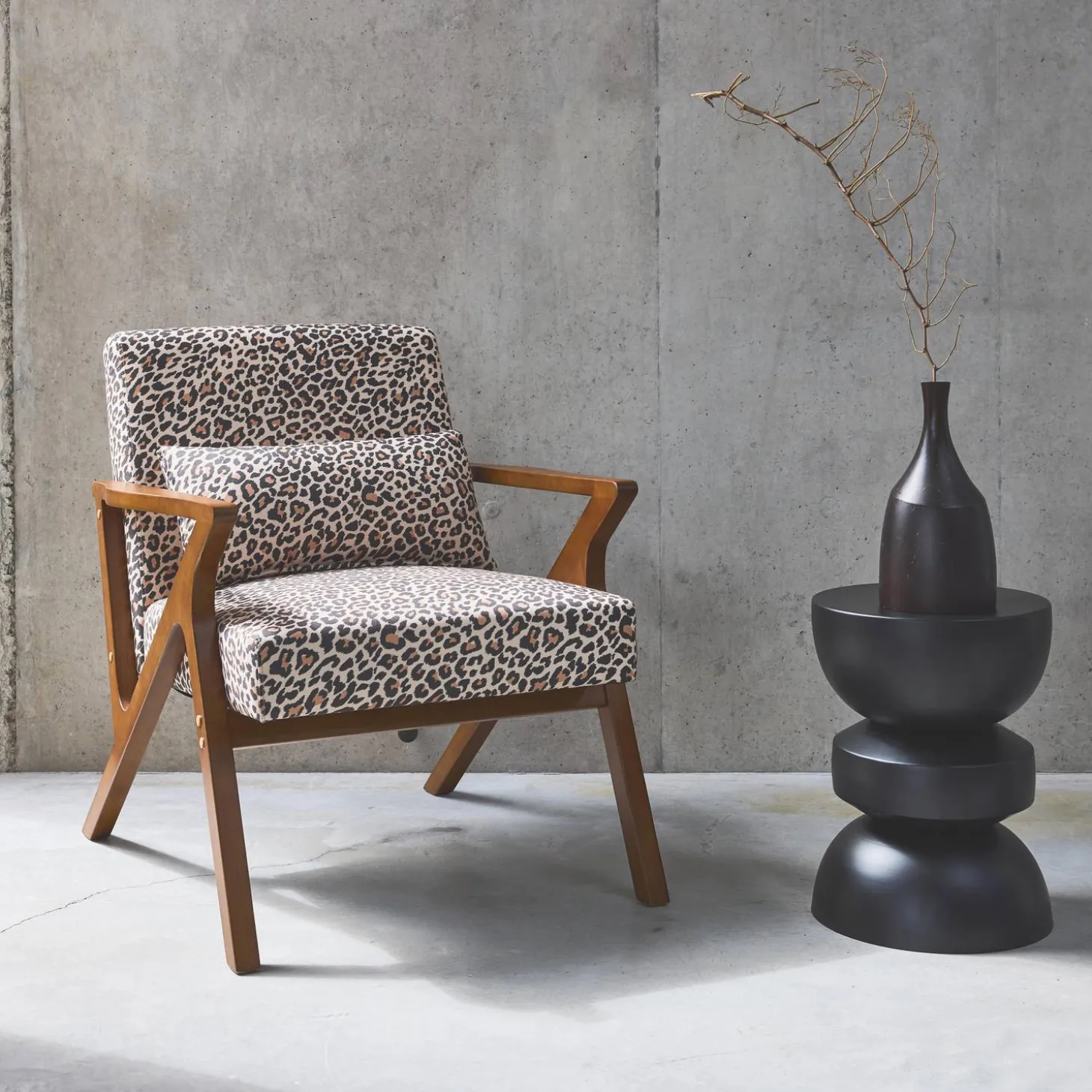 Scandinavische fauteuil van hout en luipaardprint