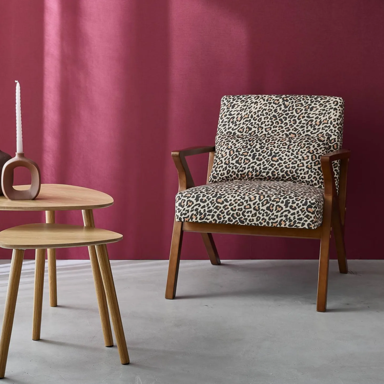Scandinavische fauteuil van hout en luipaardprint