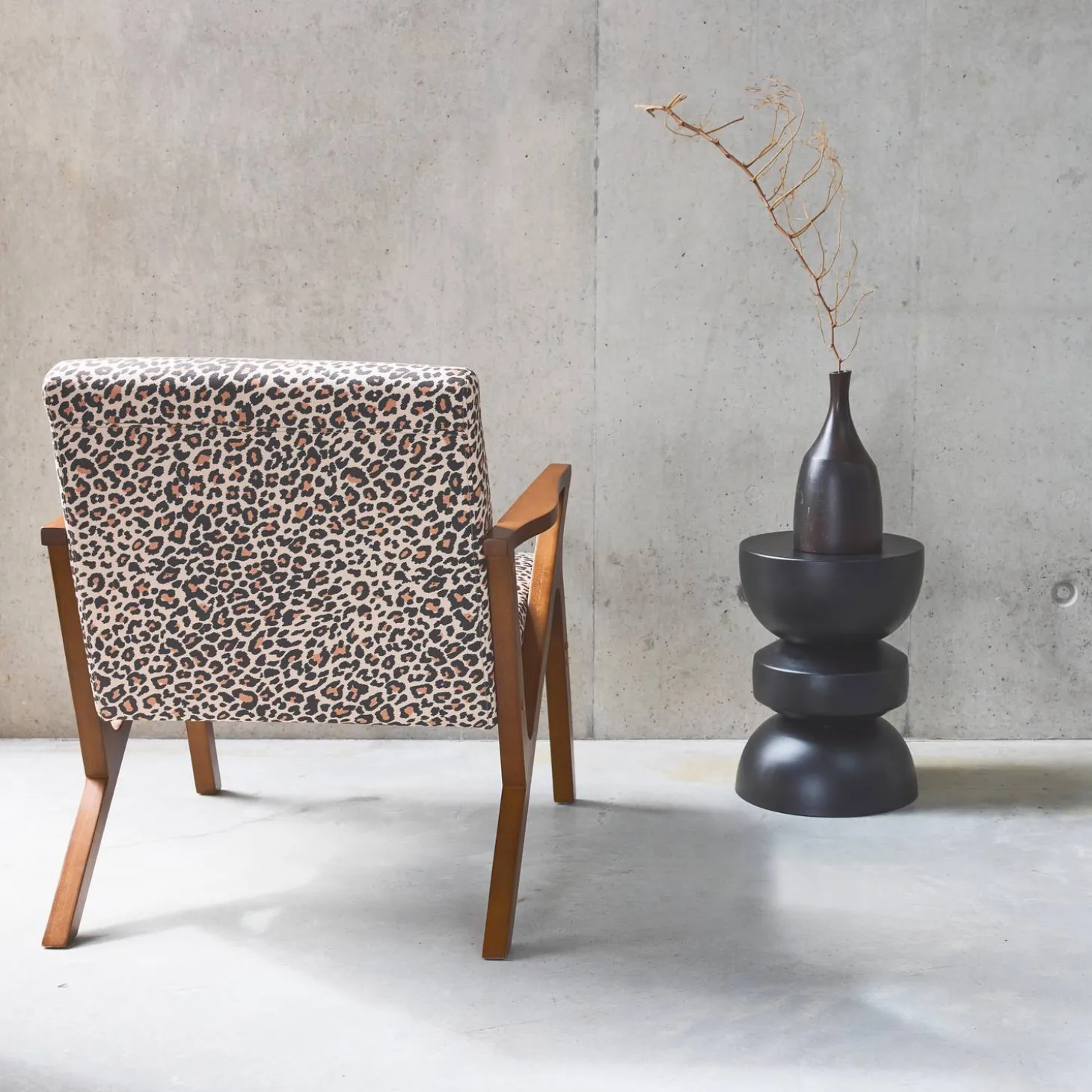 Scandinavische fauteuil van hout en luipaardprint
