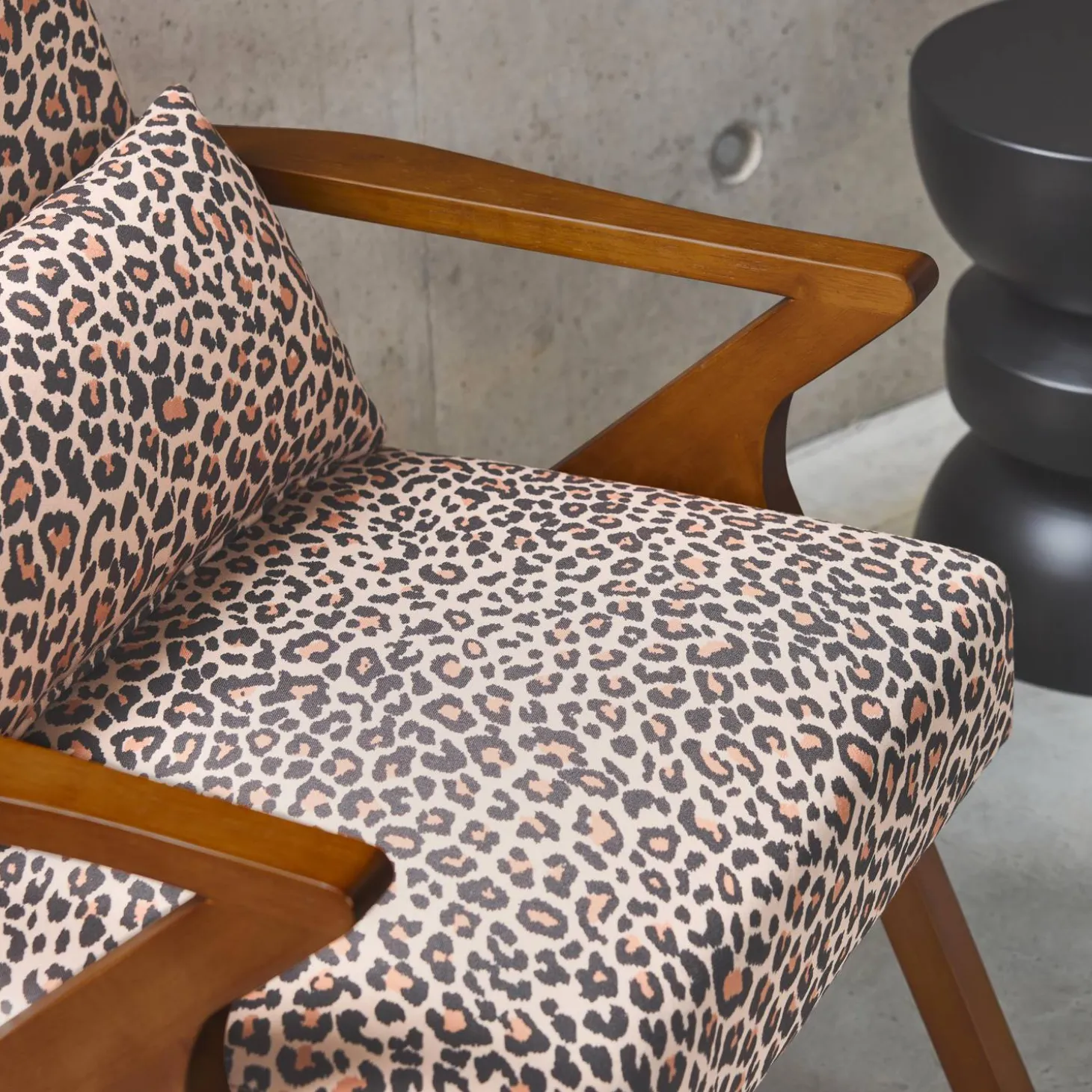 Scandinavische fauteuil van hout en luipaardprint