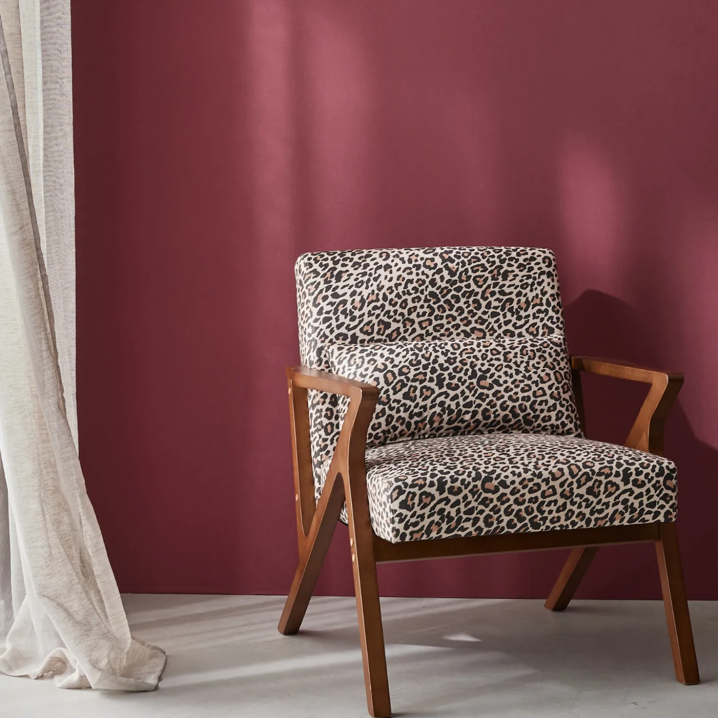 Scandinavische fauteuil van hout en luipaardprint