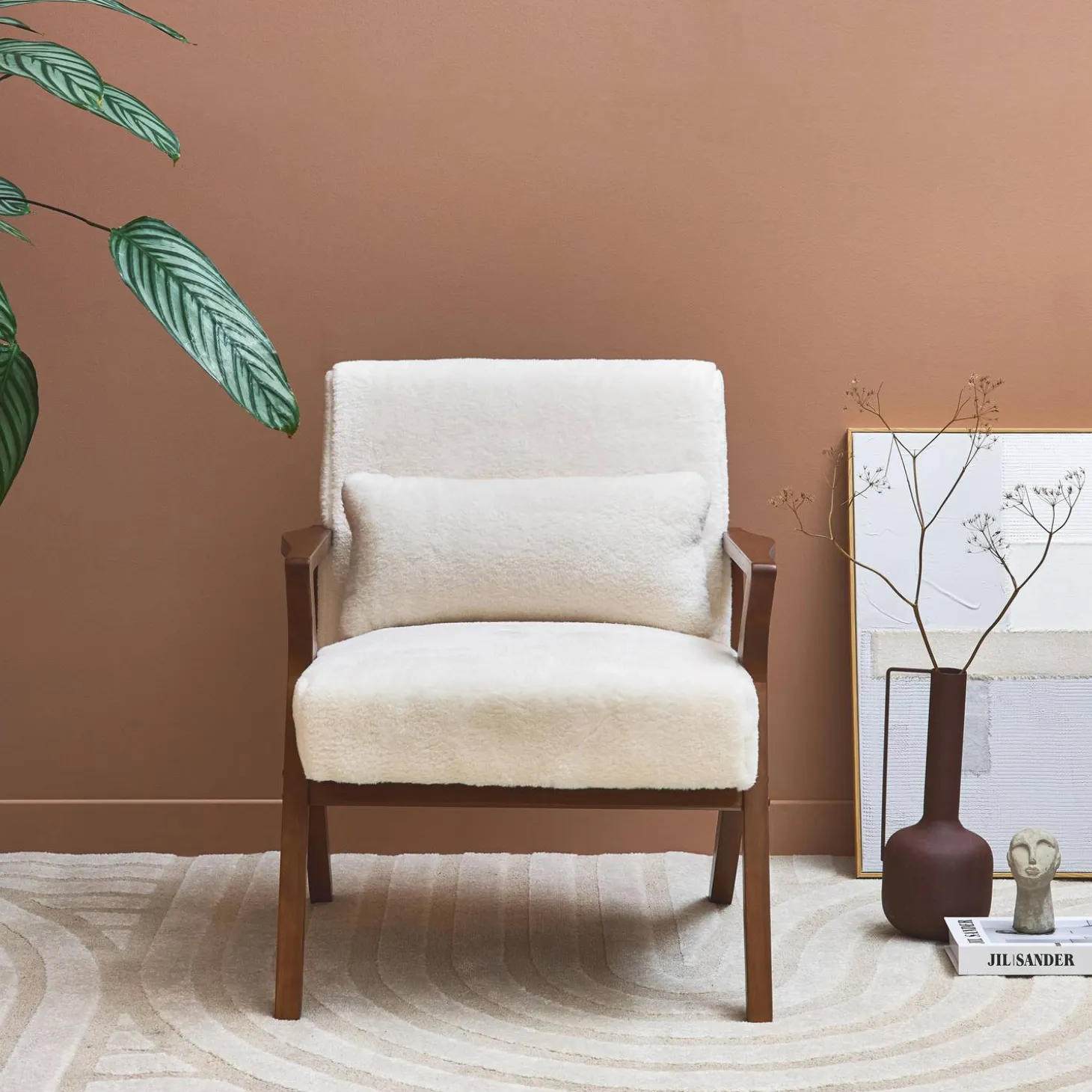 Scandinavische fauteuil van walootkleurig hout en imitatiebonteffect