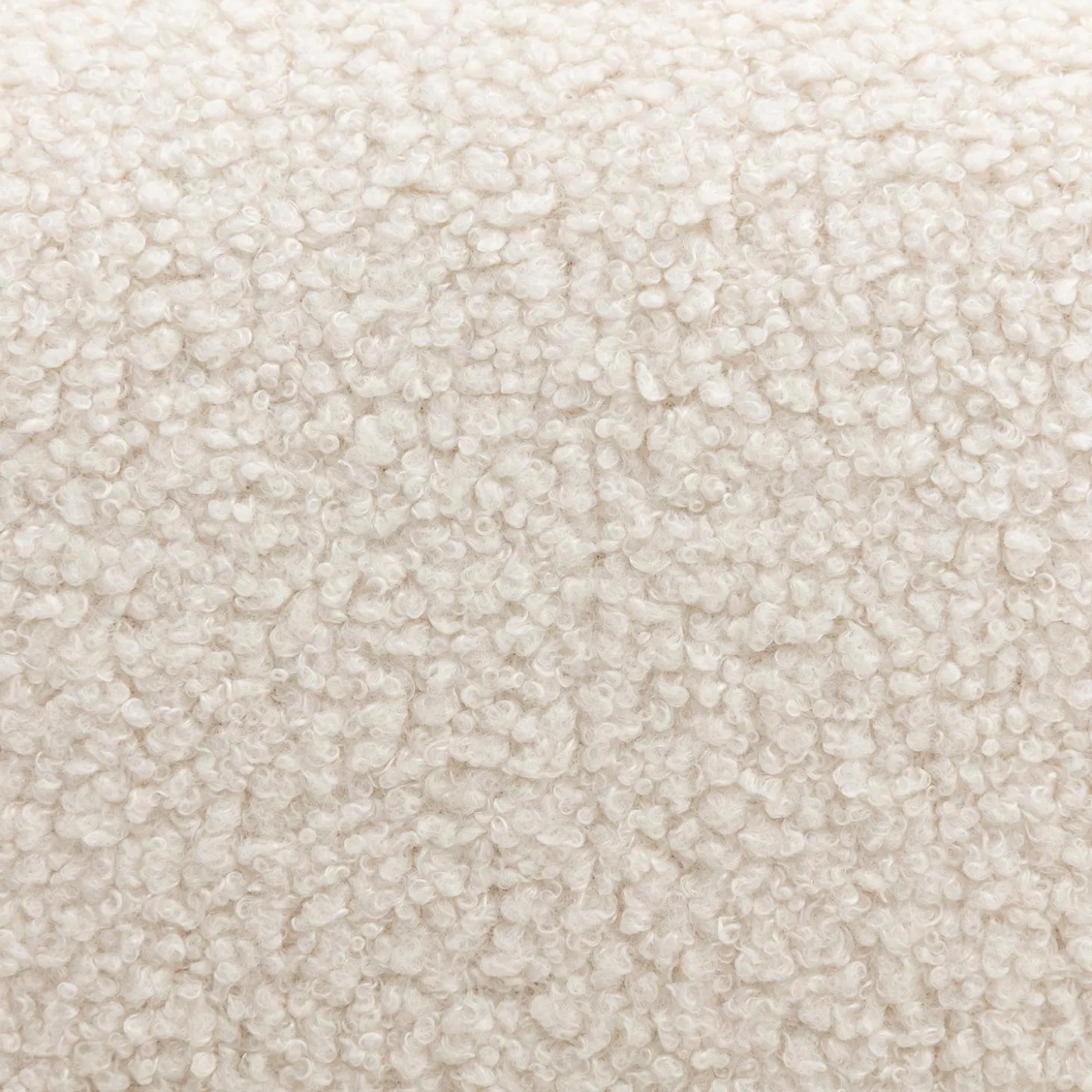 Scandinavische fauteuil van naturelkleurig hout en bouclé