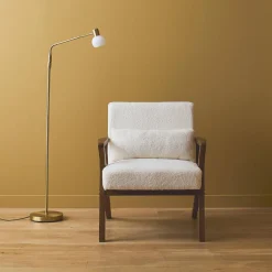 Scandinavische fauteuil van walnootkleurig hout en bouclé