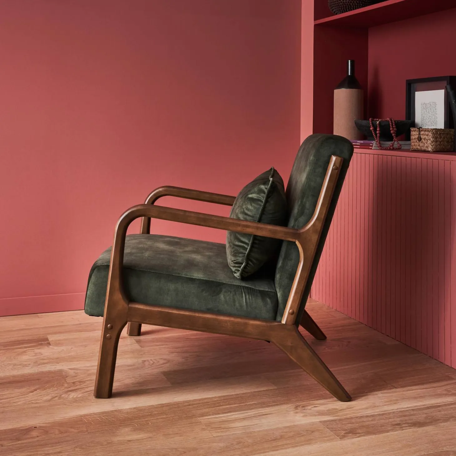 Scandinavische fauteuil walnootkleurig hout en fluweel