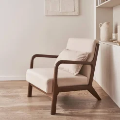 Scandinavische fauteuil walnootkleurig hout en stof