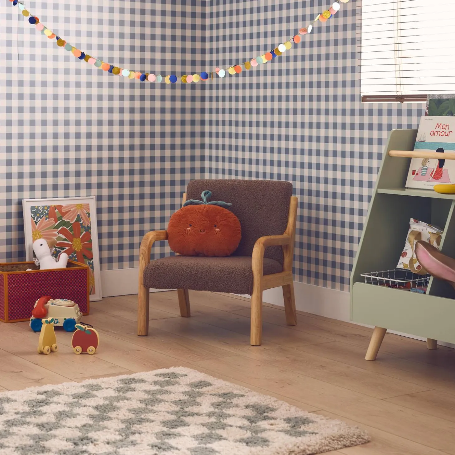 Scandinavische kinderfauteuil in hout en boucléstof