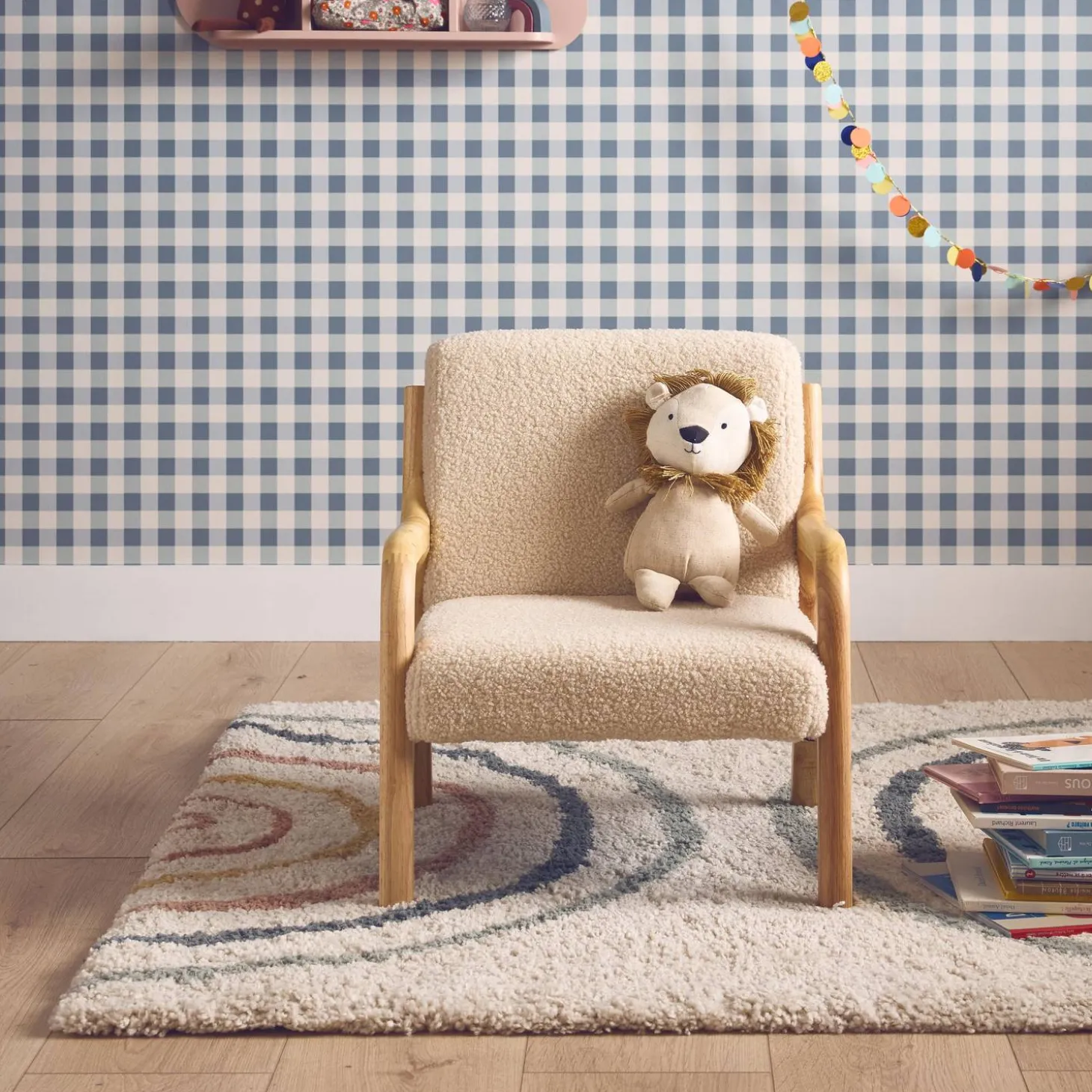 Scandinavische kinderfauteuil in hout en boucléstof