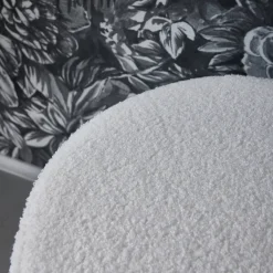Scandinavische poef in witte boucle