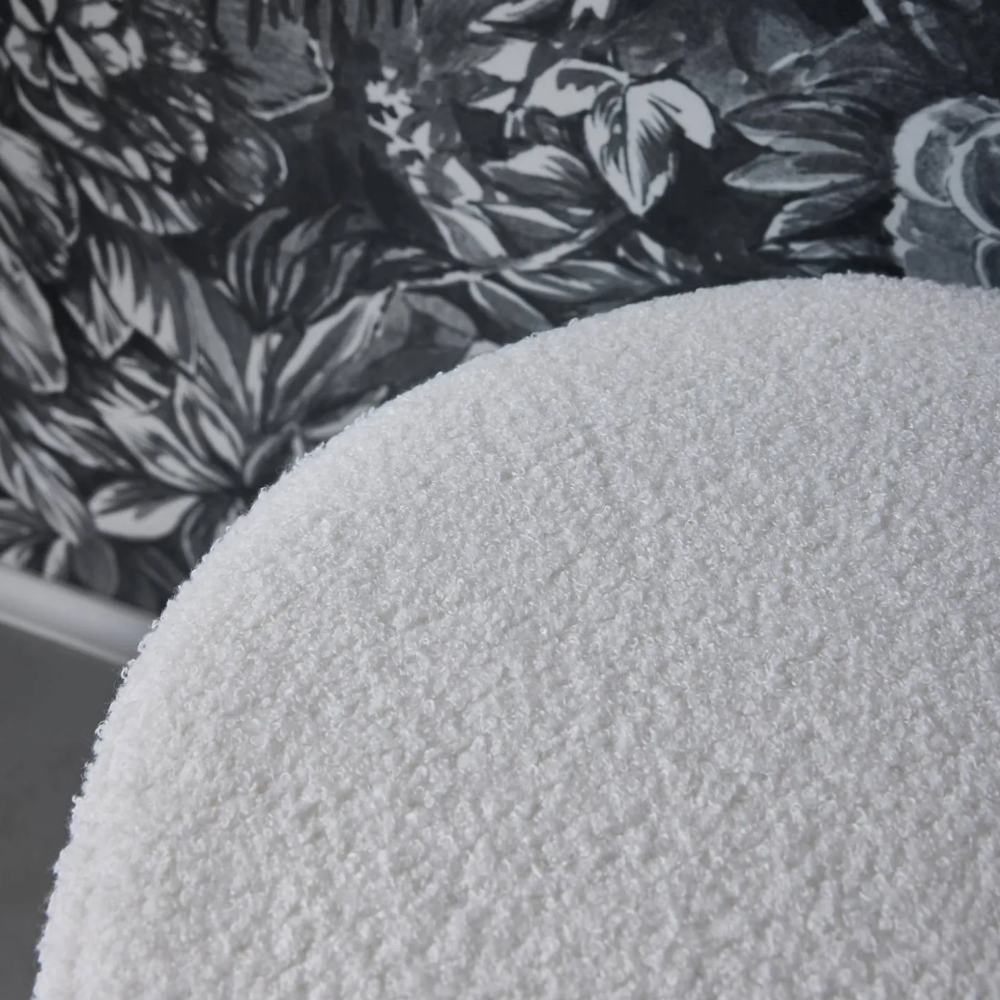 Scandinavische poef in witte boucle