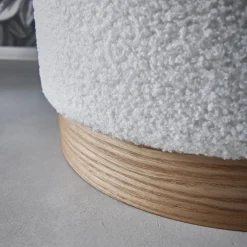 Scandinavische poef in witte boucle