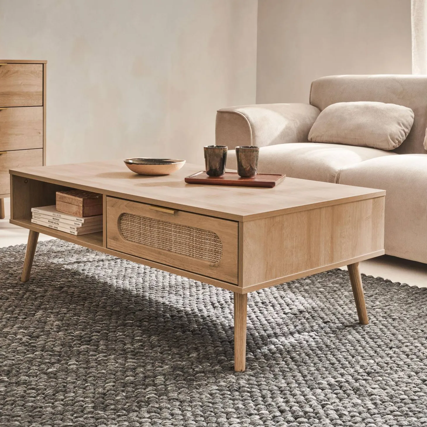 Scandinavische salontafel met afgerond riet, 1 lade