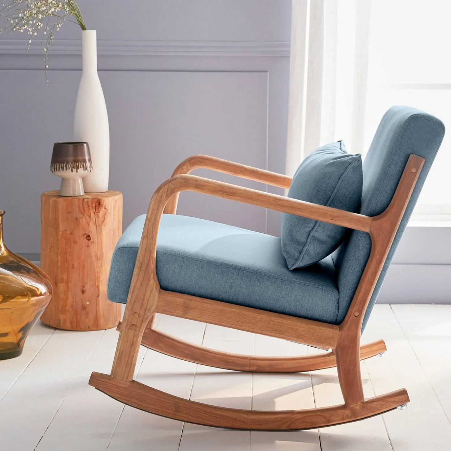 Scandinavische schommelstoel van hout en stof