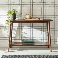 Scandinavische sidetable met walnotenhoutdecor