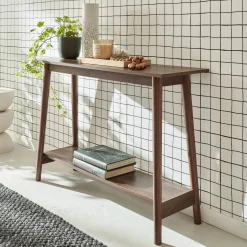 Scandinavische sidetable met walnotenhoutdecor