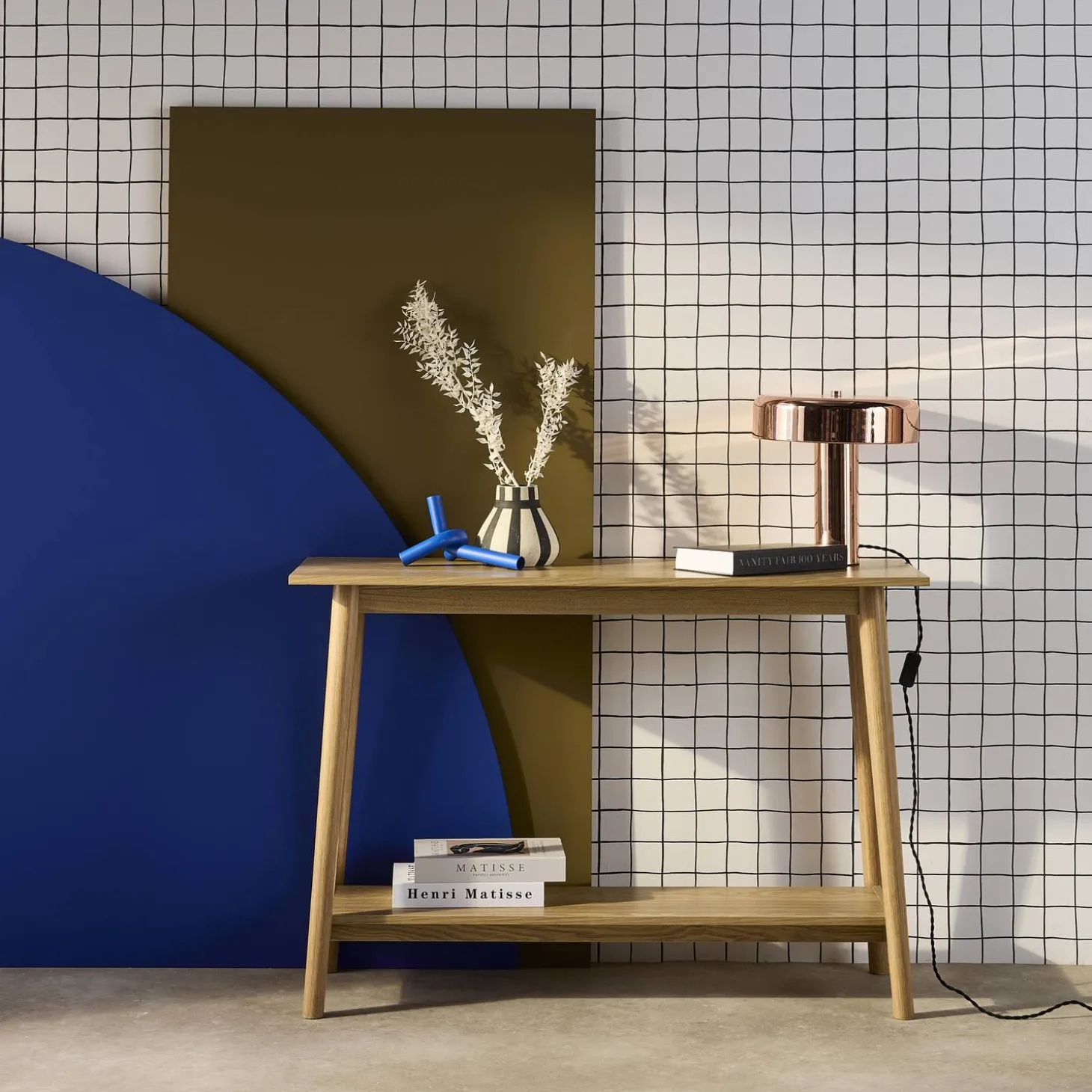 Scandinavische sidetable met walnotenhoutdecor