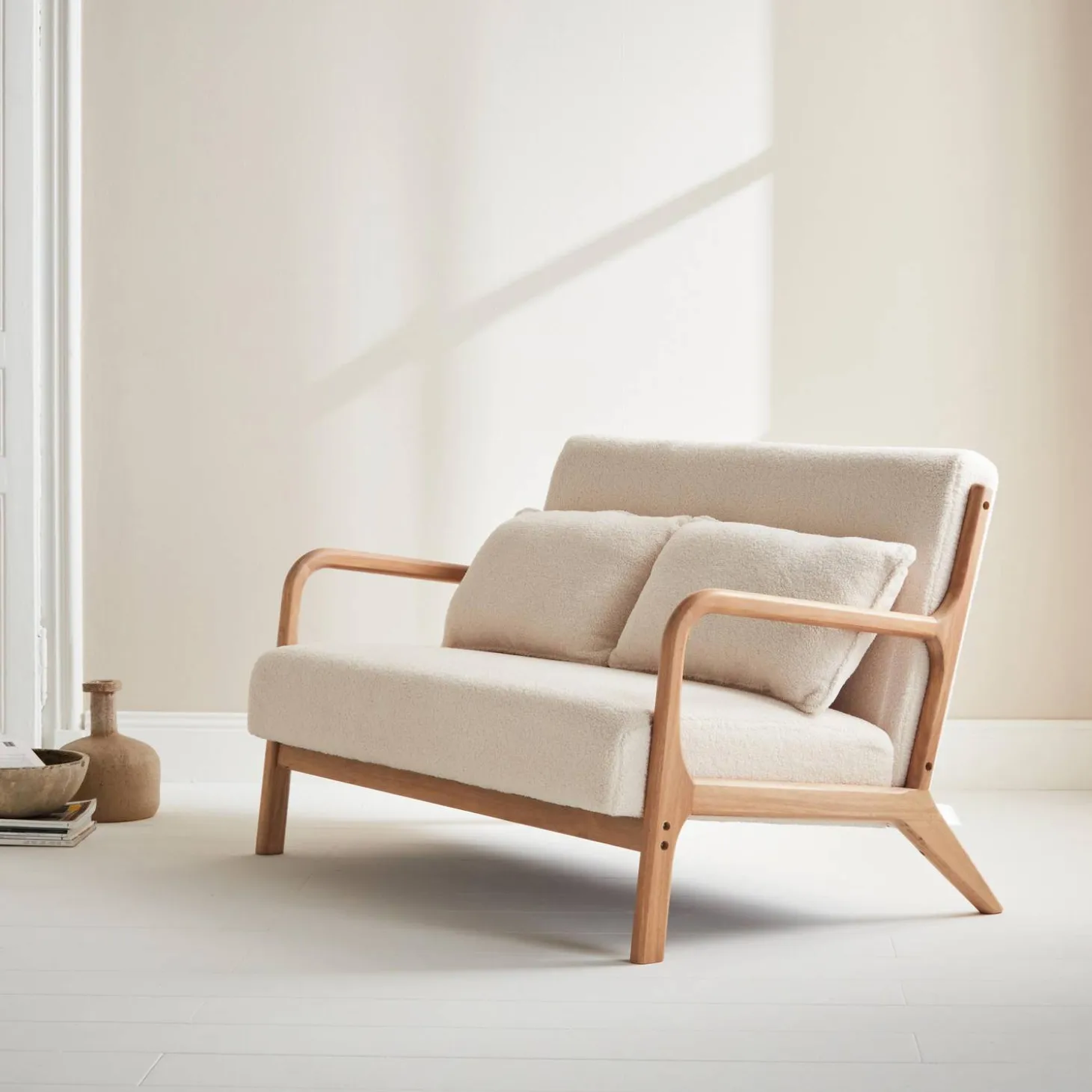 Scandinavische 2-zitsbank naturelkleurig hout en bouclé
