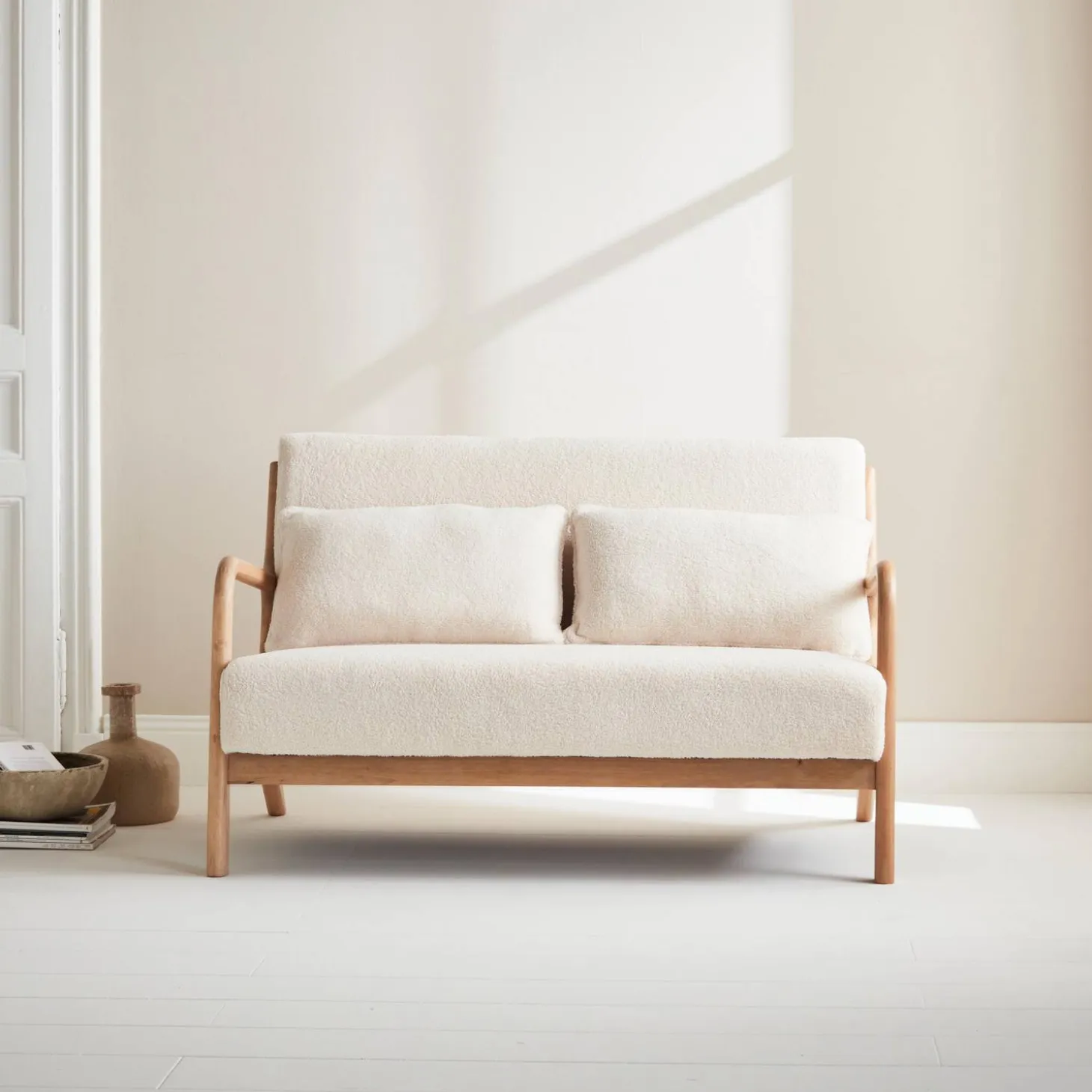 Scandinavische 2-zitsbank naturelkleurig hout en bouclé