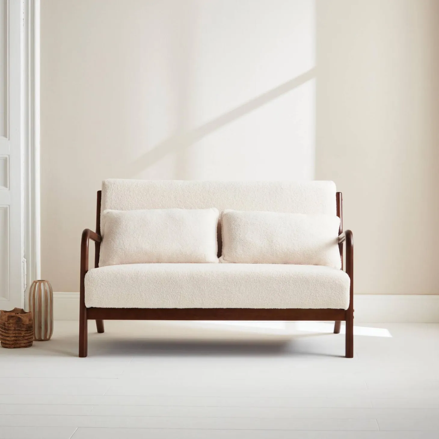 Scandinavische 2-zitsbank walnootkleurig hout en bouclé