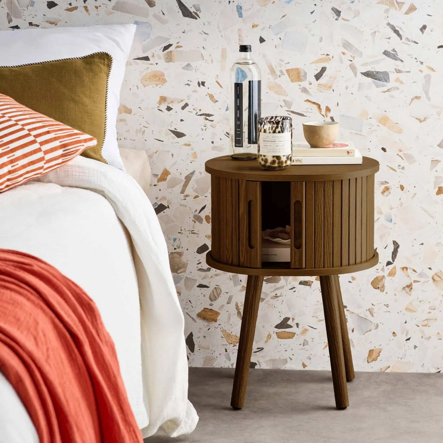 Scandinavisch nachtkastje houtdecor met 2 schuifdeuren