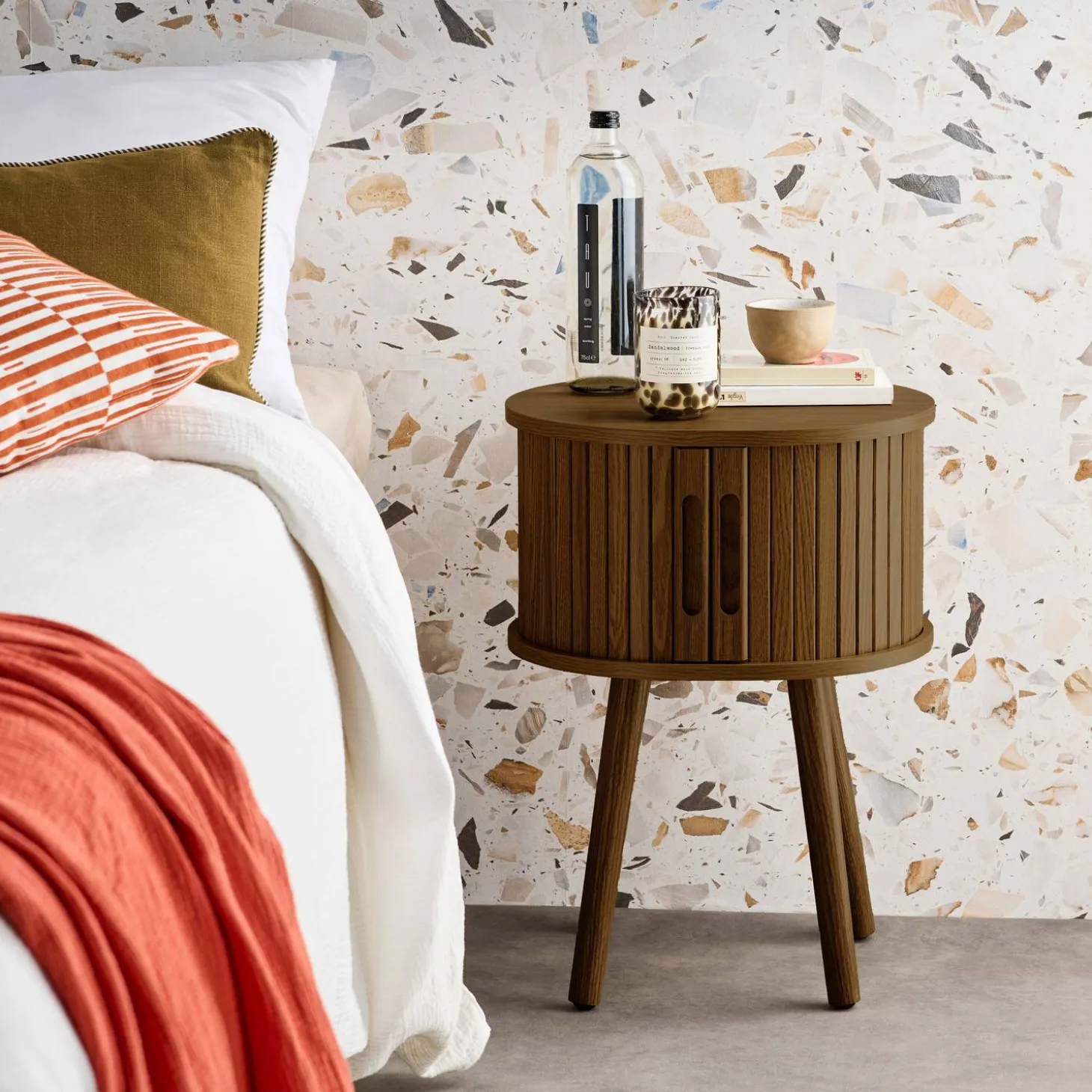 Scandinavisch nachtkastje houtdecor met 2 schuifdeuren