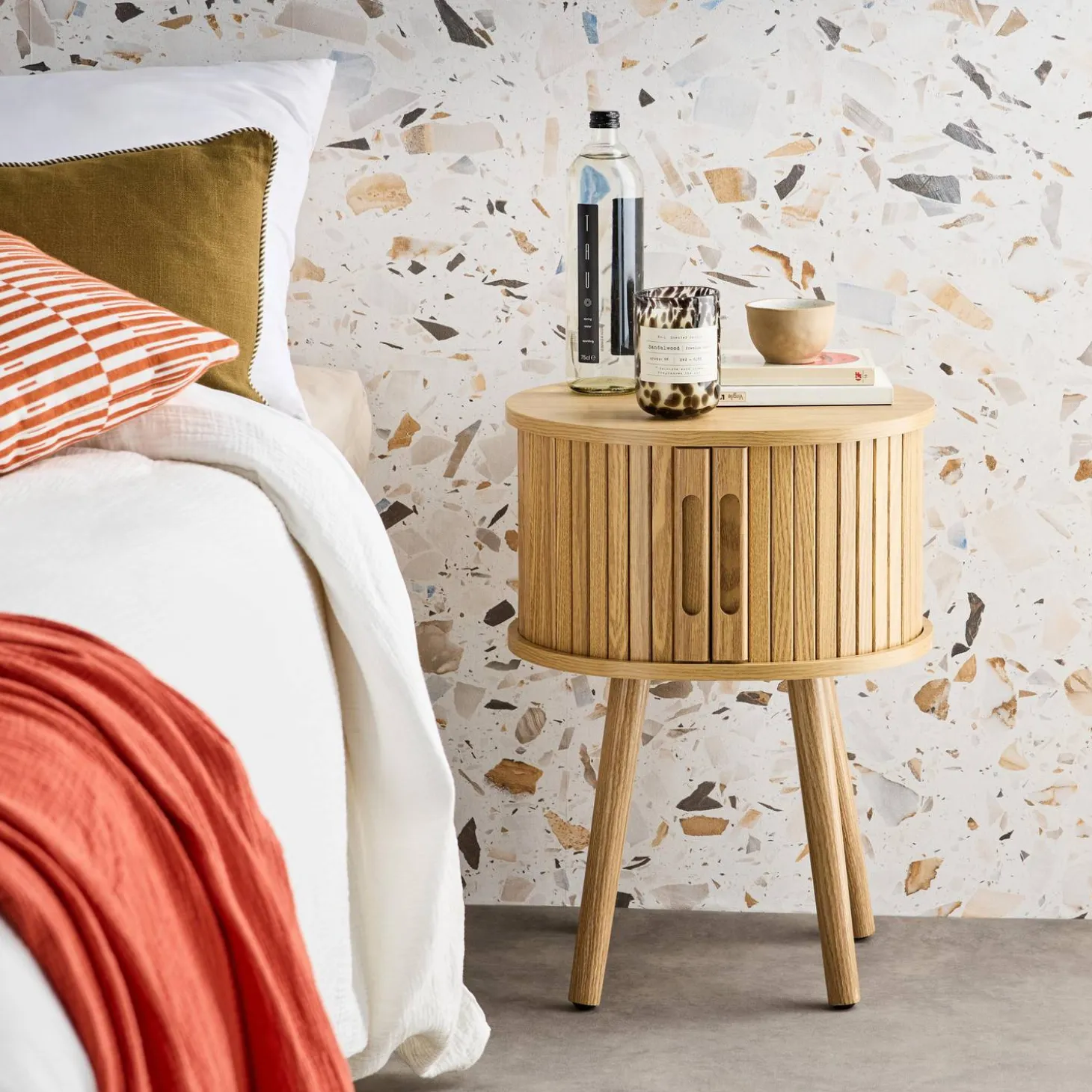 Scandinavisch nachtkastje houtdecor met 2 schuifdeuren