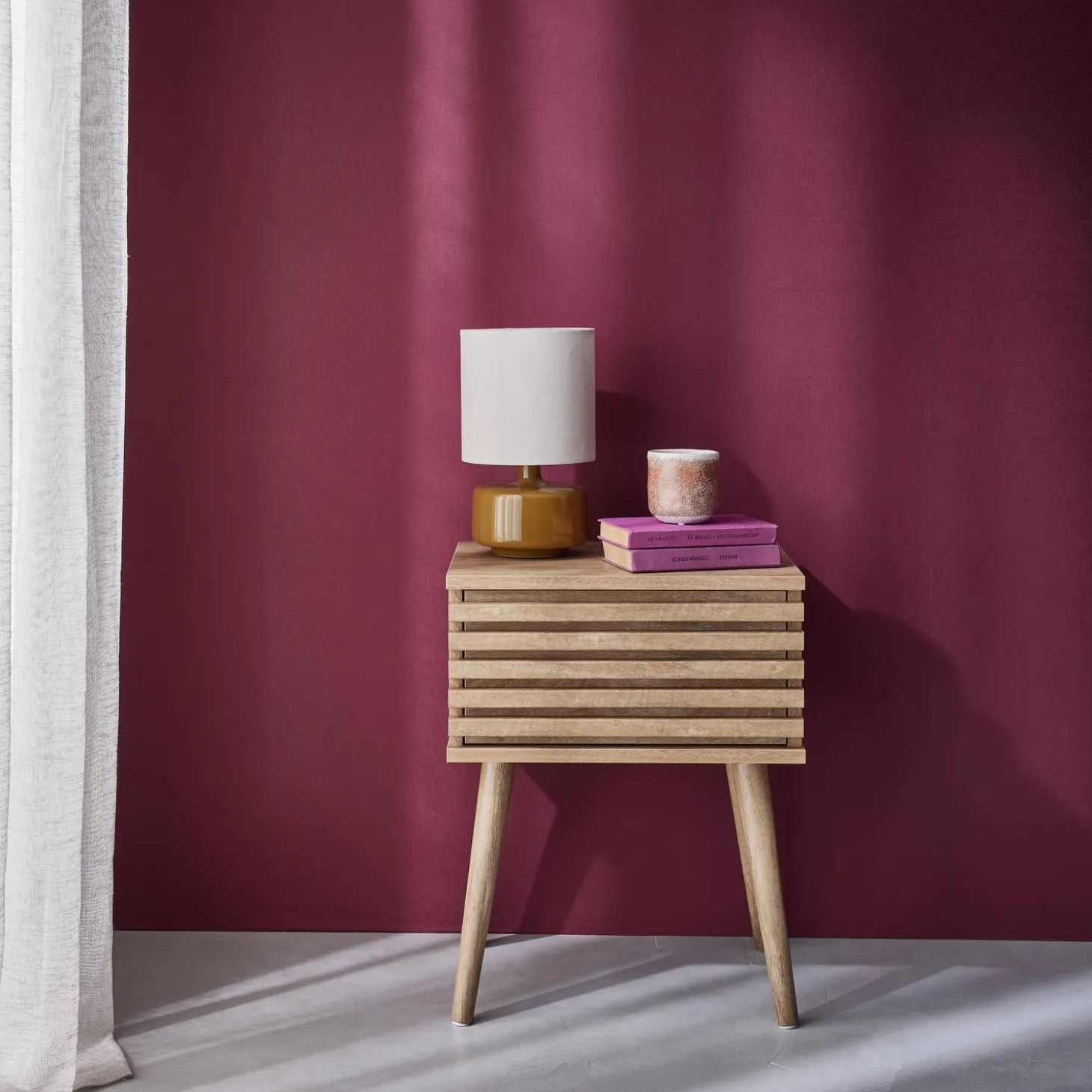Scandinavisch nachtkastje in gegroefd houtdecor