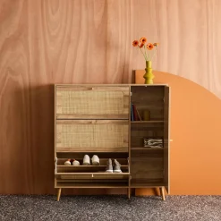 Schoenenkast met 3 kleplades en 1 deur houtdecor en rotan 120cm