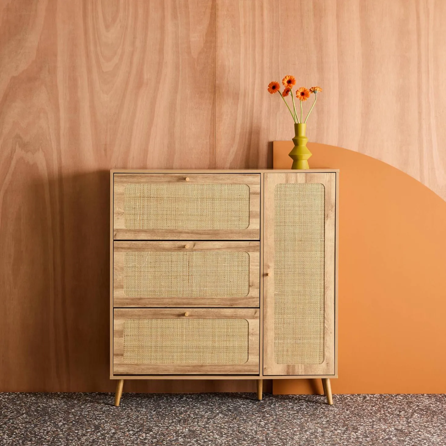 Schoenenkast met 3 kleplades en 1 deur houtdecor en rotan 120cm