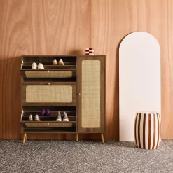 Schoenenkast met 3 kleplades en 1 deur houtdecor en rotan 120cm