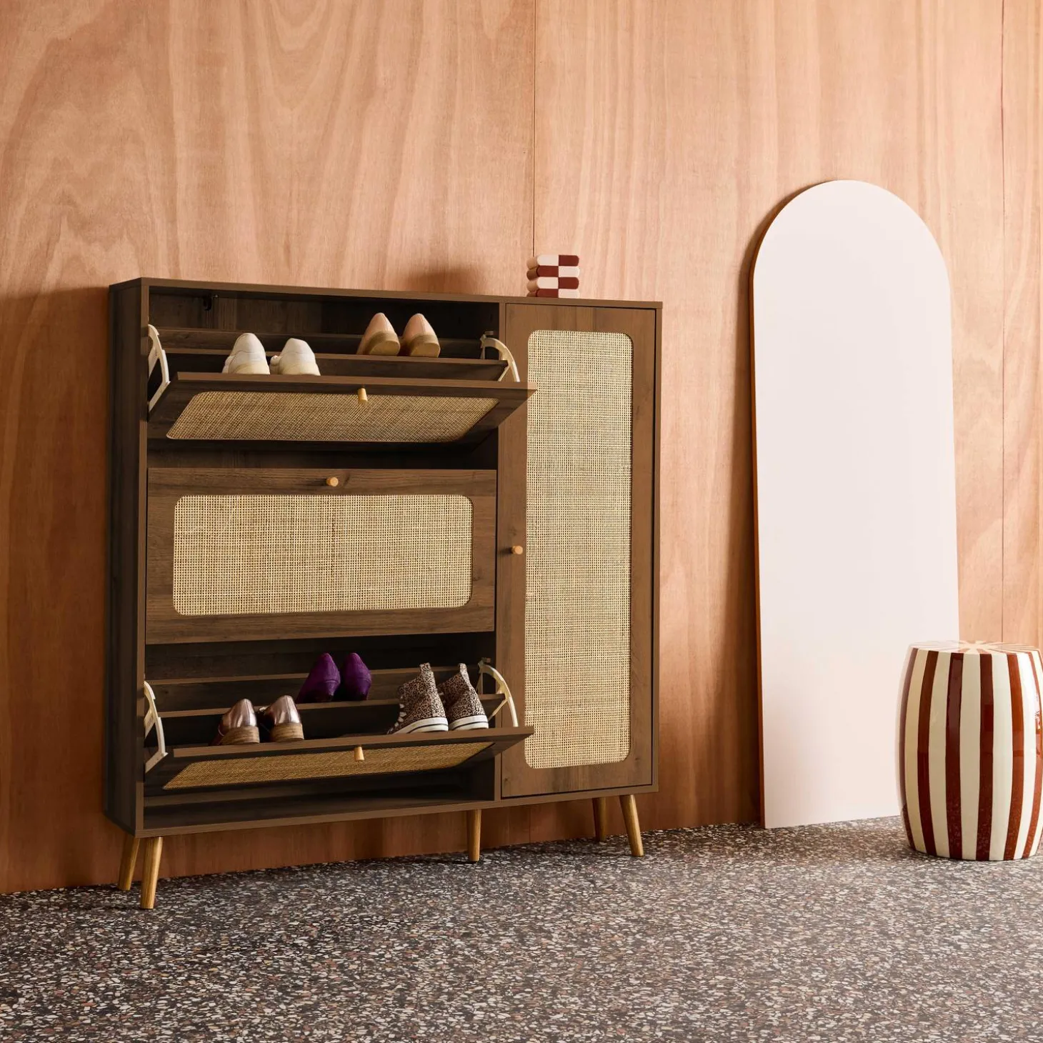 Schoenenkast met 3 kleplades en 1 deur houtdecor en rotan 120cm