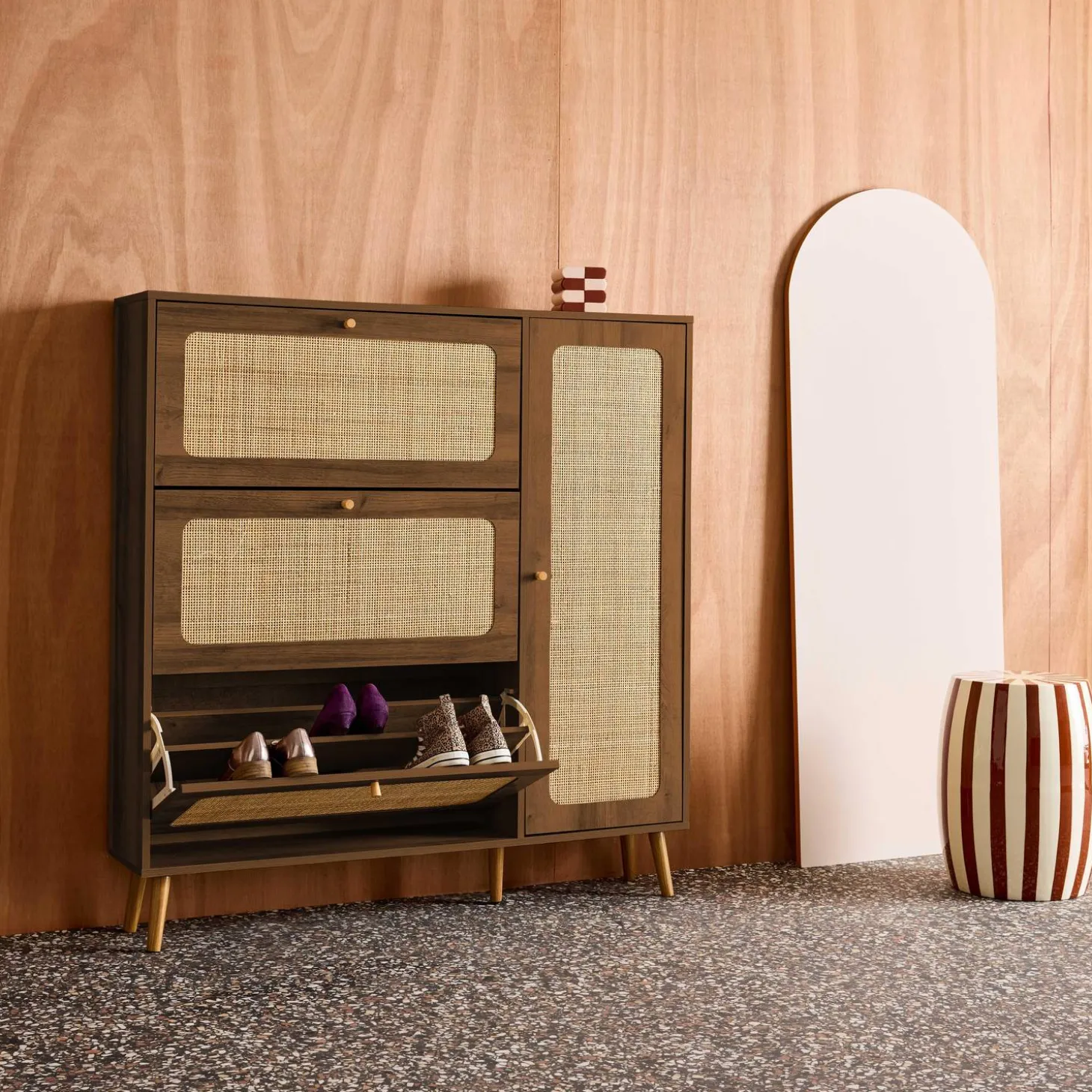 Schoenenkast met 3 kleplades en 1 deur houtdecor en rotan 120cm