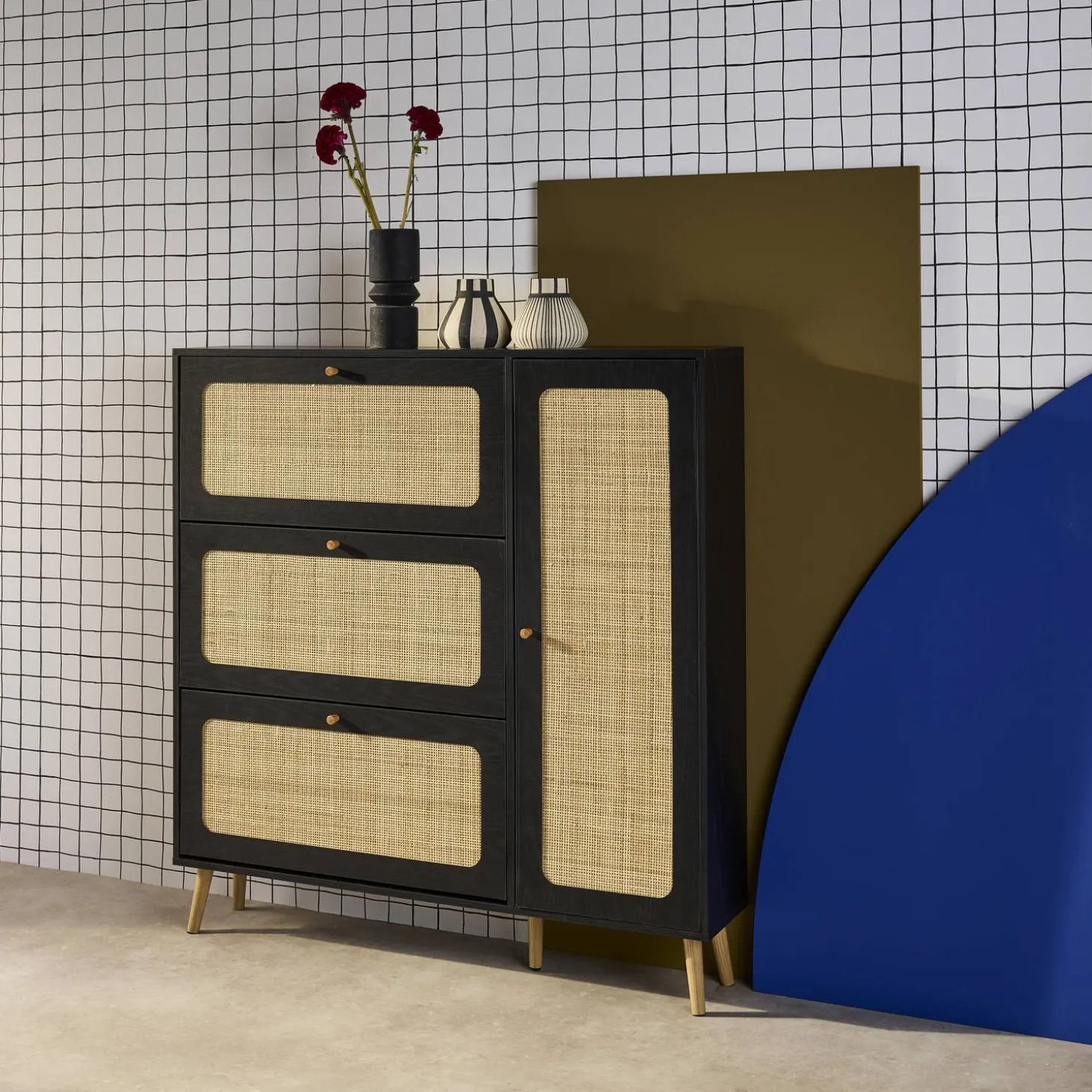 Schoenenkast met 3 kleplades en 1 deur houtdecor en rotan 120cm