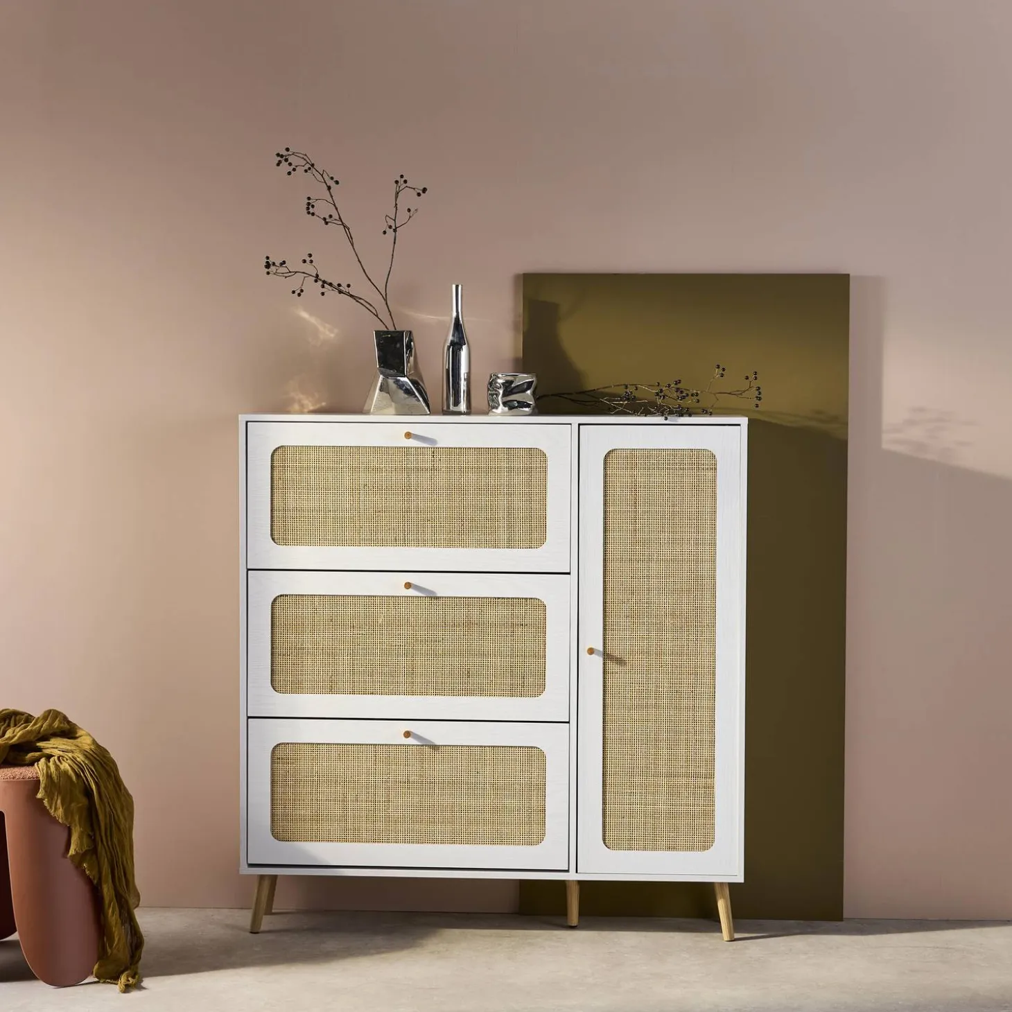Schoenenkast met 3 kleplades en 1 deur houtdecor en rotan 120cm