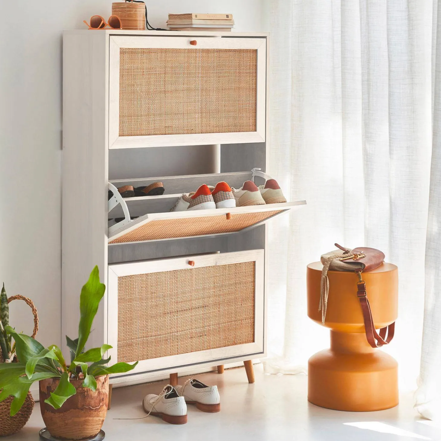 Schoenenkast met 3 kleplades houtdecor en rotan 75cm