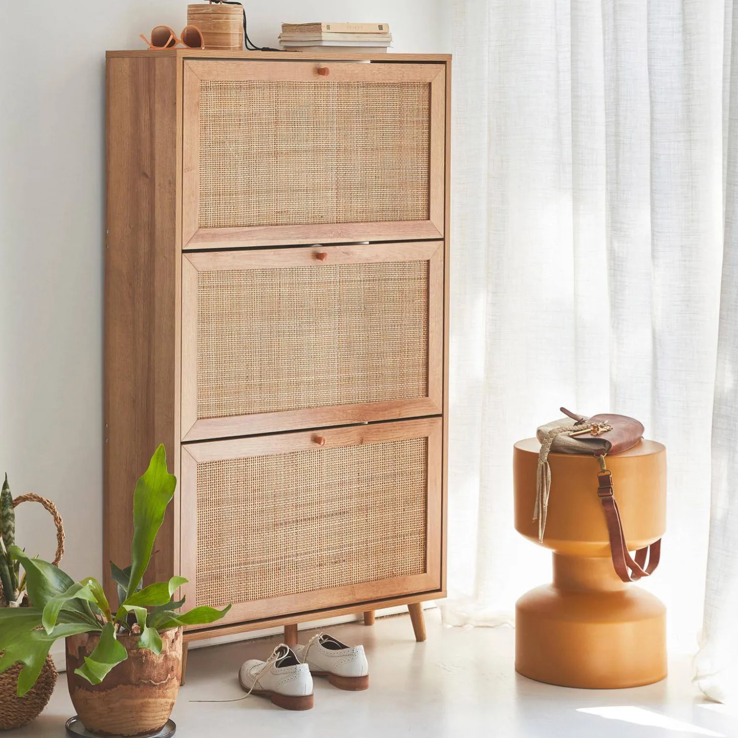 Schoenenkast met 3 kleplades houtdecor en rotan 75cm