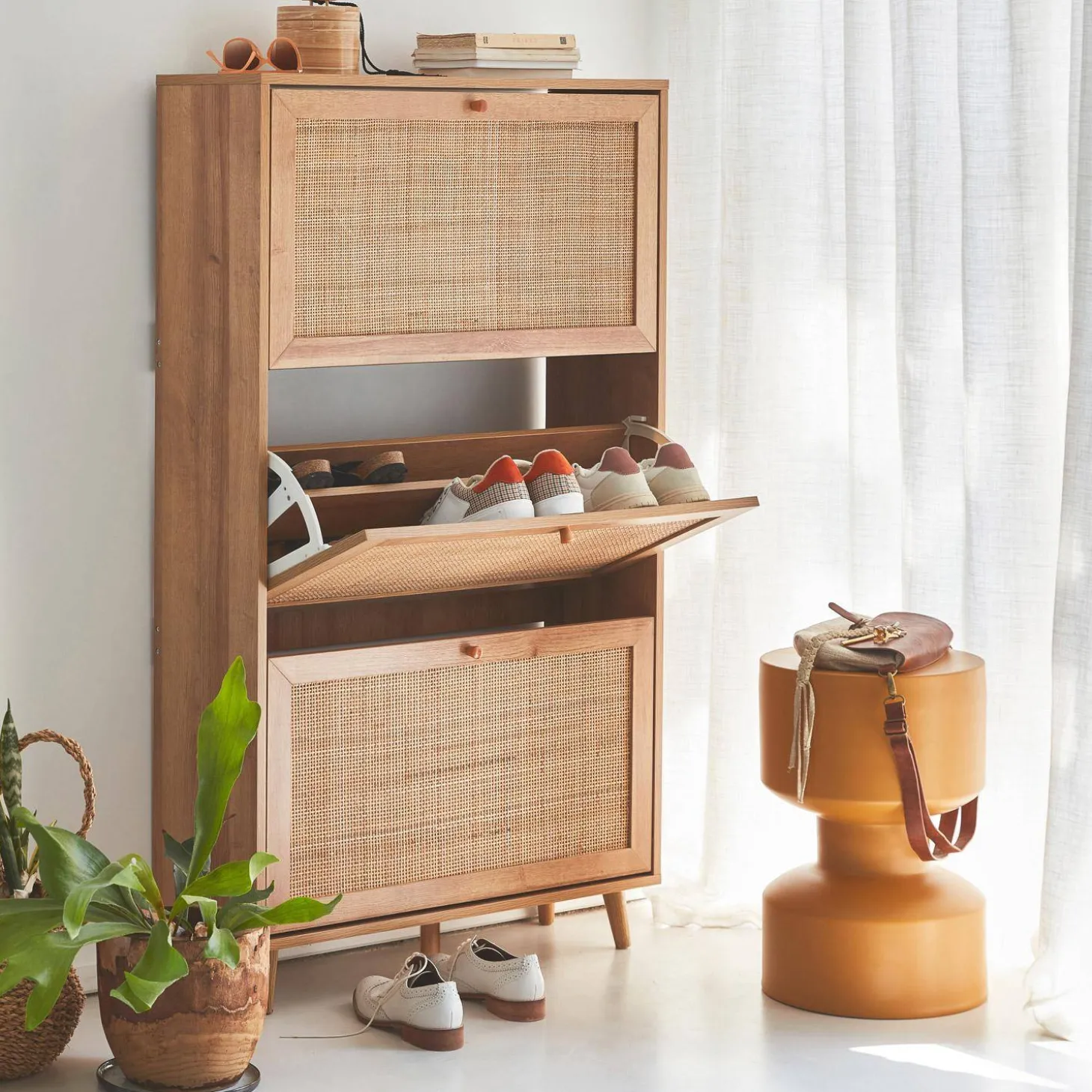Schoenenkast met 3 kleplades houtdecor en rotan 75cm