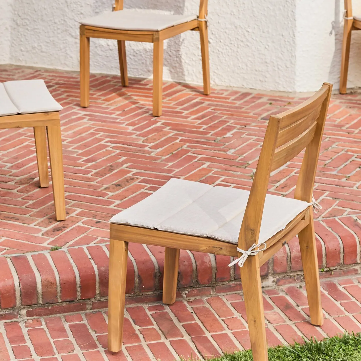 Set van 4 acaciahouten tuinstoelen met kussen