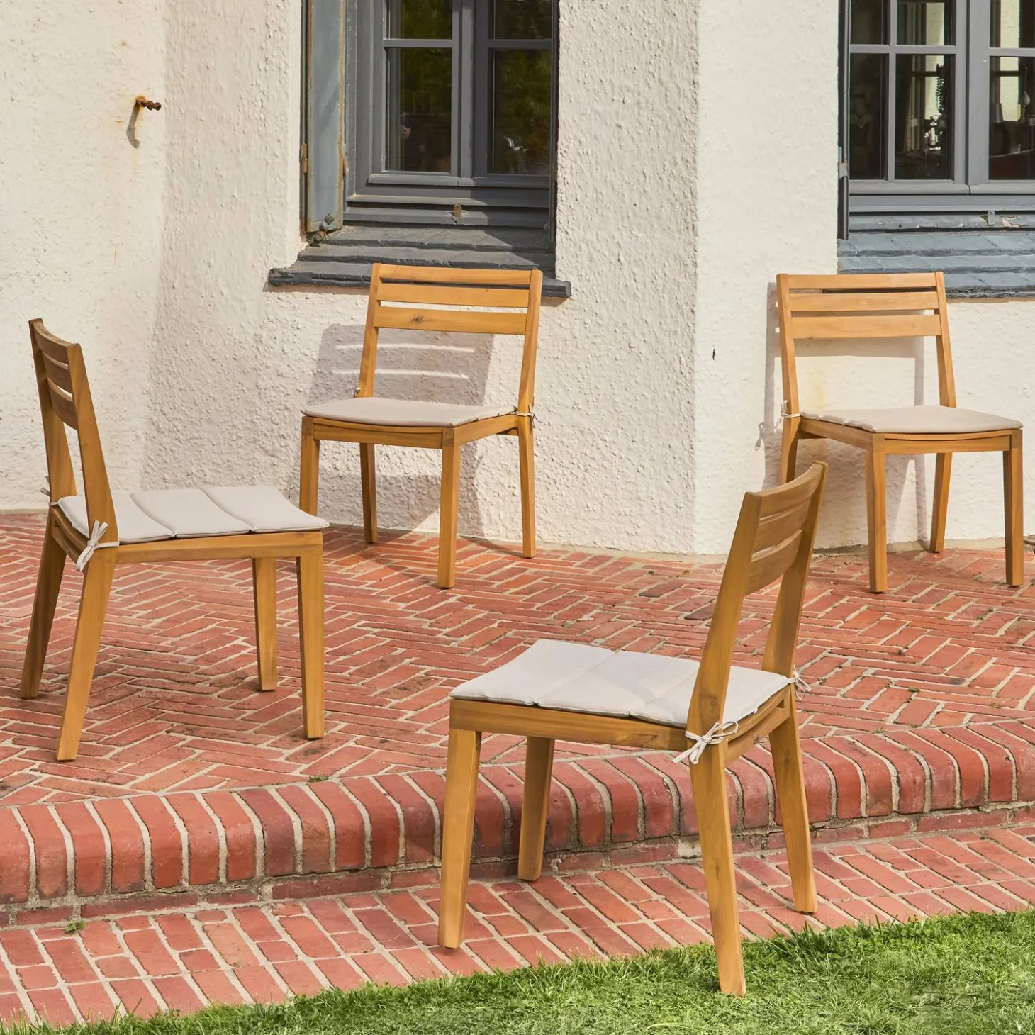 Set van 4 acaciahouten tuinstoelen met kussen