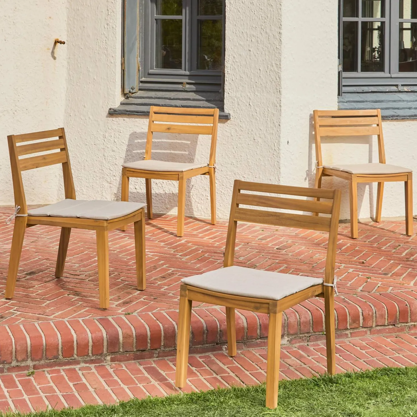 Set van 4 acaciahouten tuinstoelen met kussen