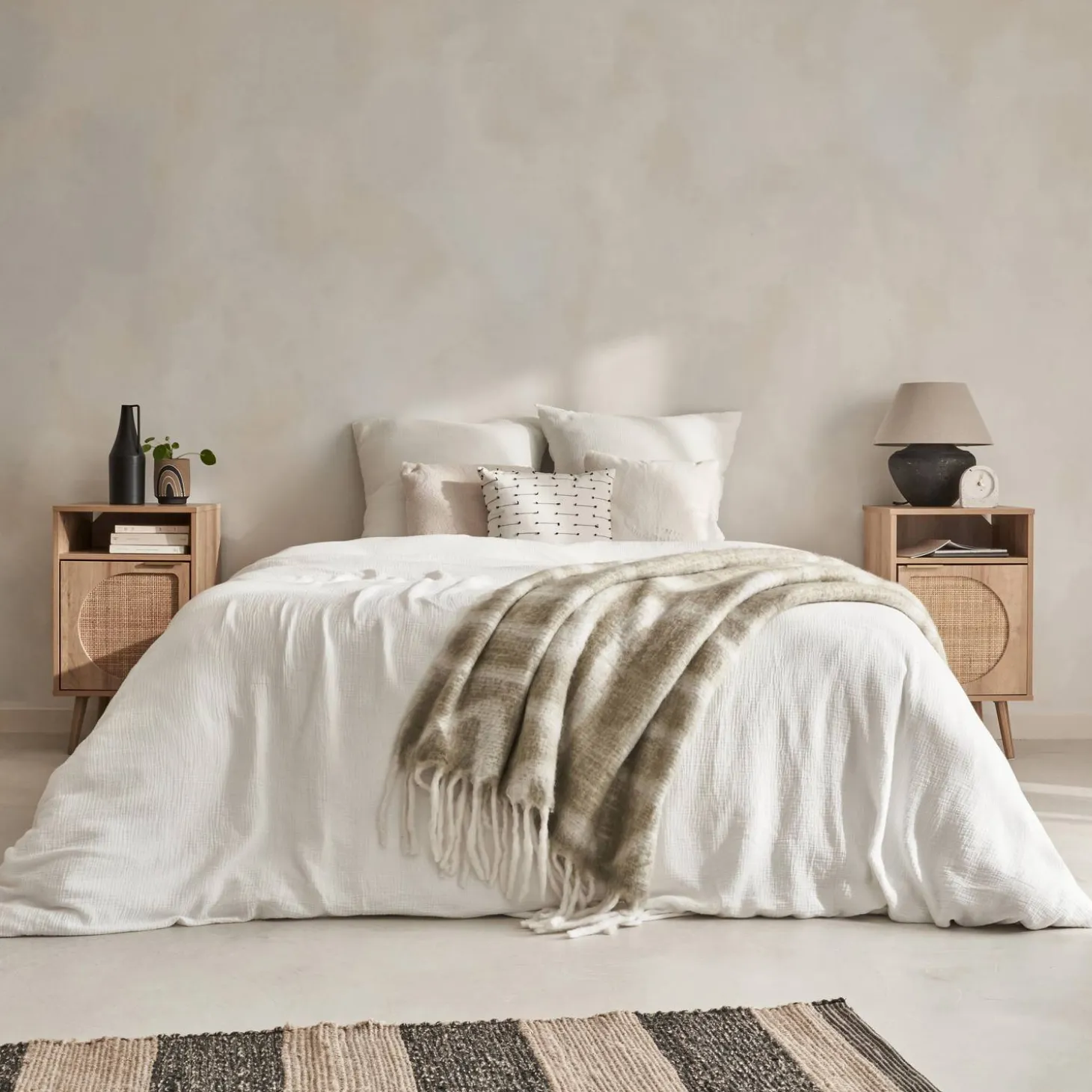Set van 2 nachtkastjes, hout- en rietmotief