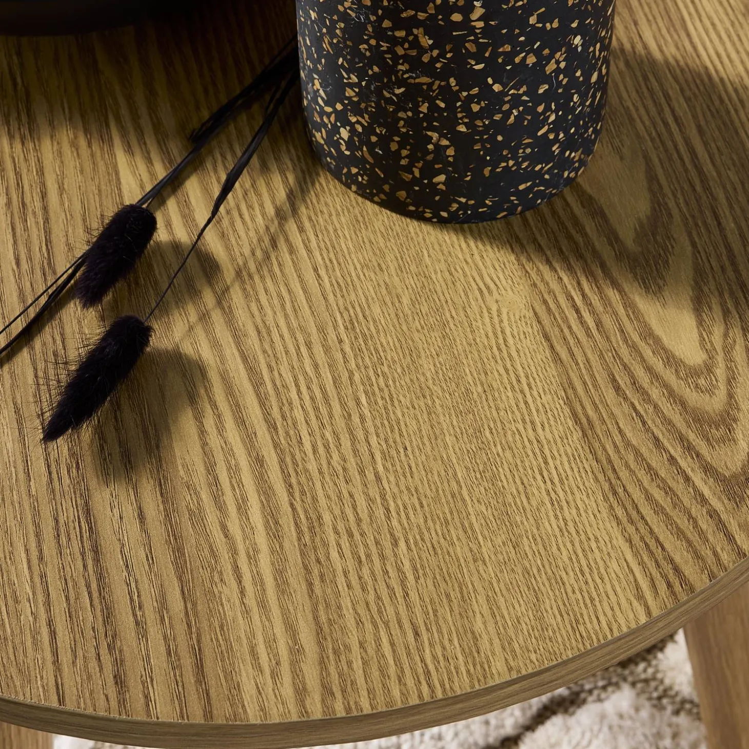 Set van 2 ronde salontafels in walnootkleurig hout
