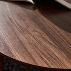 Set van 2 ronde salontafels in walnootkleurig hout