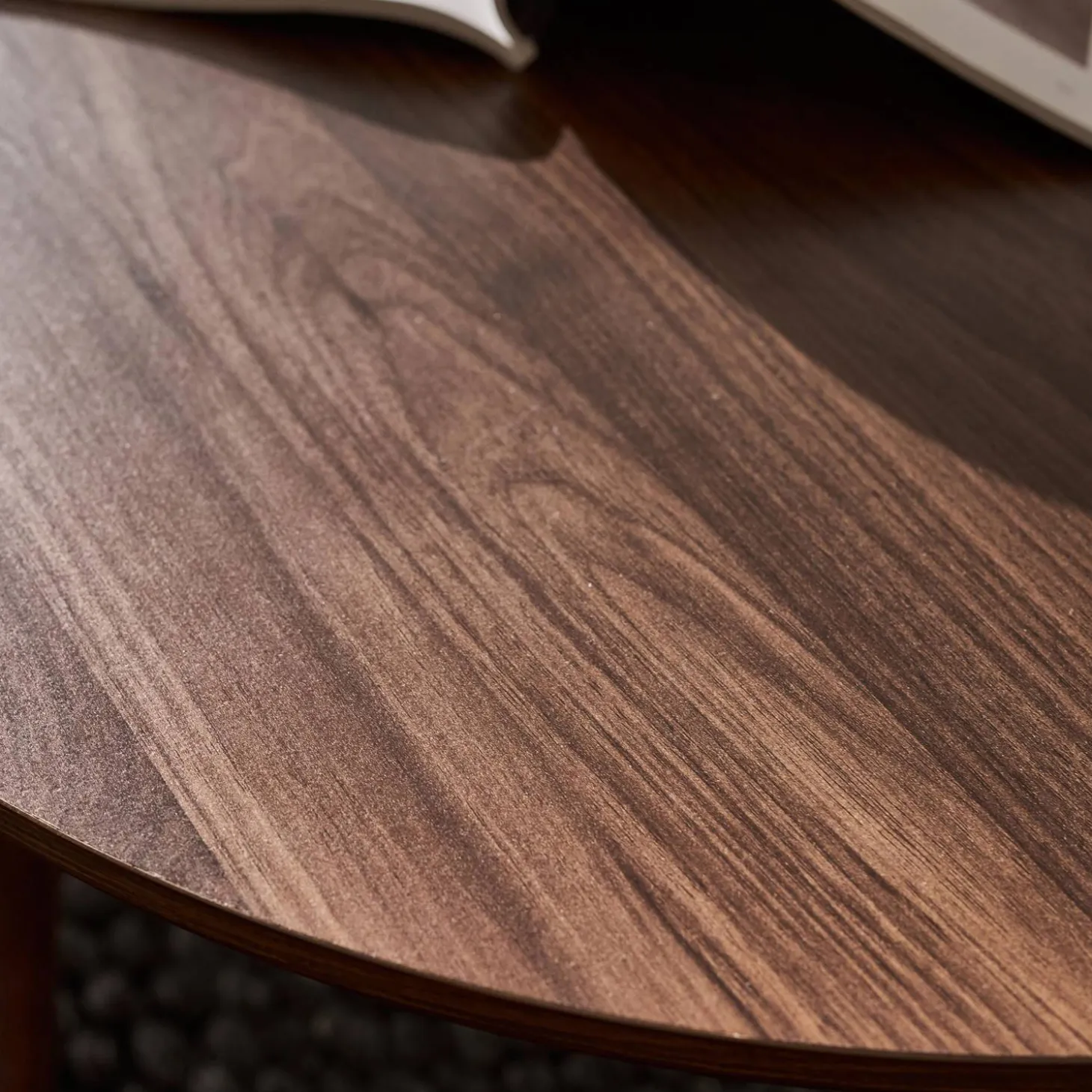 Set van 2 ronde salontafels in walnootkleurig hout