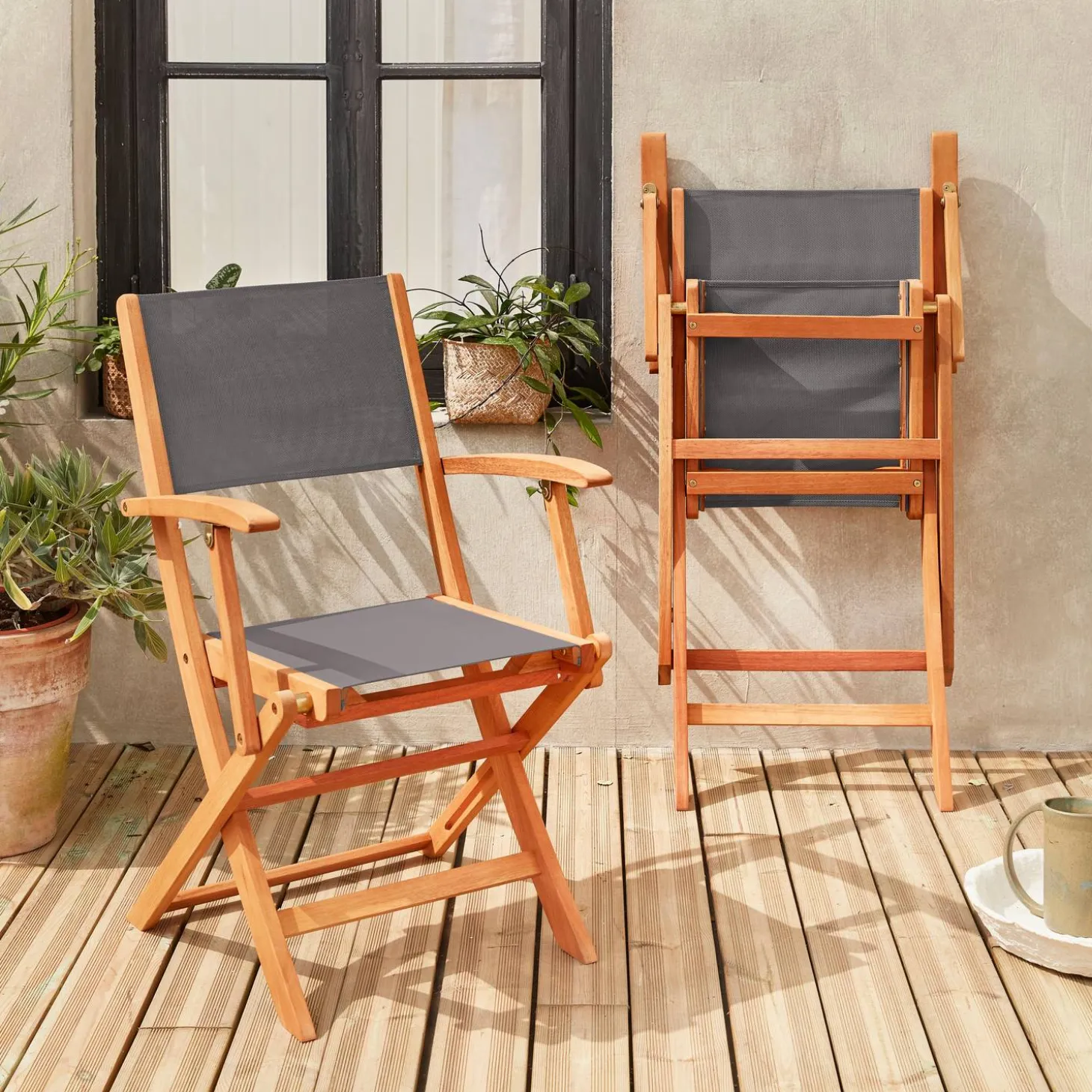 Set van twee houten armstoelen